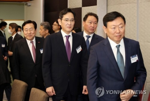 日 반도체 협력 질문에···이재용 회장, "친구 많을수록, 적 적을수록 좋다"