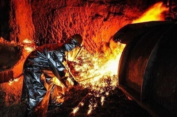 포스코 기술자가 고로(용광로)에서 녹인 쇳물을 빼내는 출선작업을 하고 있다. (사진=포스코 제공)