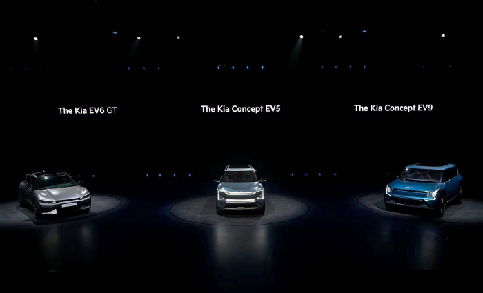 지난 20일 중국 상해 E-스포츠 문화센터에서 열린 '기아 EV데이'에 전시된 EV6 GT, 콘셉트 EV5, 콘셉트 EV9. 사진=기아 제공