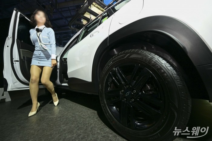 한국GM이 22일 오전 경기 고양시 킨텍스 제2전시장에서 열린 쉐보레 '트랙스 크로스오버' 출시 행사에서 신차를 선보이고 있다. 사진=강민석 기자 kms@newsway.co.kr