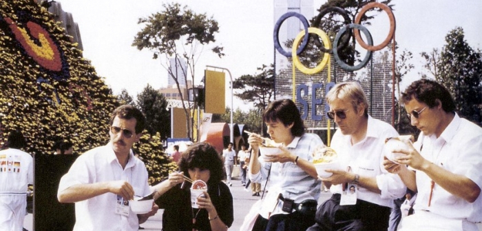 서울올림픽에서 육개장사발면을 먹는 외국인들. 사진=농심 제공