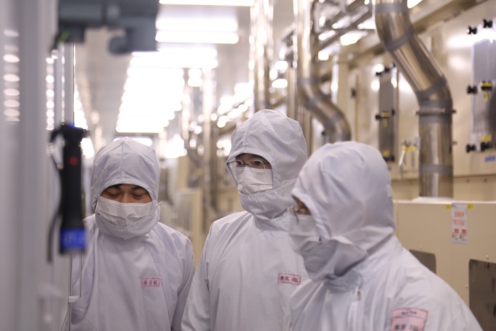이재용 삼성전자 회장이 24일 중국 텐진에 위치한 삼성전기 사업장을 방문해 MLCC 생산 공장을 점검하고 있다. 사진=삼성전자 제공