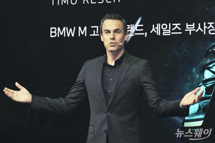 티모 레슈 BMW M 브랜드 및 세일즈 총괄 부사장이 28일 오후 서울 강남구 리드빌딩에서 열린 M 전용 스포츠액티비티차(SAV) 모델 '뉴 XM' 출시 행사에서 신차를 소개하고 있다. 사진=강민석 기자 kms@newsway.co.kr