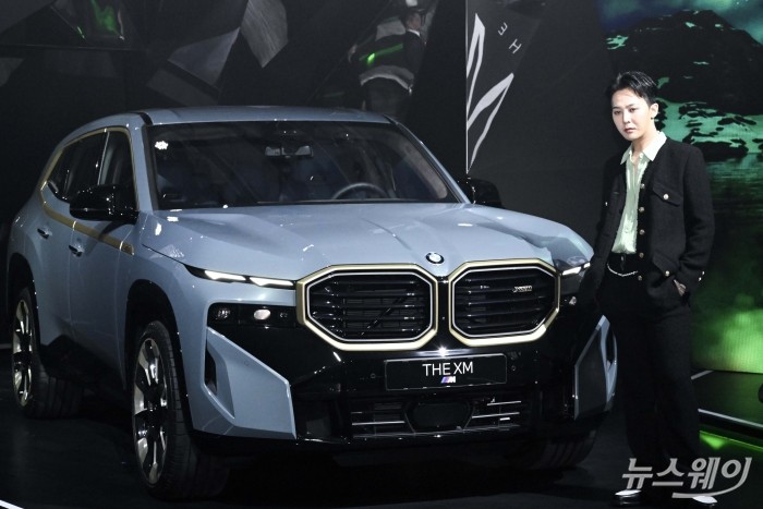 가수 지드래곤이 28일 오후 서울 강남구 리드빌딩에서 열린 BMW의 M 전용 스포츠액티비티차(SAV) 모델 출시 행사에 마련된 신차 앞에서 포즈를 취하고 있다. 사진=강민석 기자 kms@newsway.co.kr