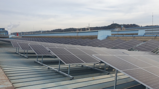 동국제강 포항공장 지붕에 설치된 태양광 자가발전 설비사진.(사진=동국제강 제공)