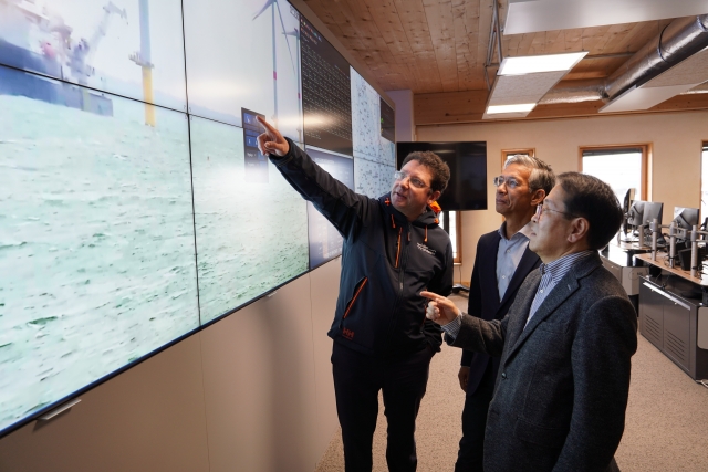 박형덕 한국서부발전 사장(오른쪽)이 28일(현지시간) 프랑스 생나제르 해상풍력단지를 찾아 EDF-R 관계자들에게 설명 듣는 모습.(사진=서부발전 제공)