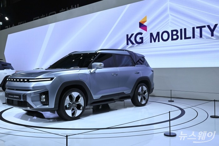 KG모빌리티가 2023서울모빌리티쇼 언론공개 행사에서 중형 스포츠유틸리티차(SUV) 전기차 '토레스 EVX'를 선보이고 있다. 사진=강민석 기자 kms@newsway.co.kr