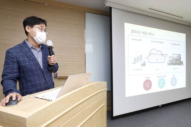 김이길 KT 디지털 휴먼 AI 프로젝트 팀장이 지난해 5월 서울 서초구 KT우면연구센터에서 열린 기자설명회 도중 자사 클라우드 게임 서비스에 관해 설명하고 있다. 사진=KT 제공