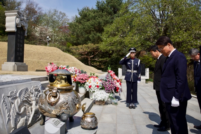 포스코그룹 경영진이 박정희 전(前) 대통령 묘소를 찾아 참배하는 모습.(사진=포스코 제공)