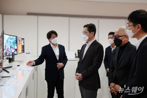 'IT용 OLED' 키우는 삼성, K디스플레이 中에 밀리지 않겠다(종합)