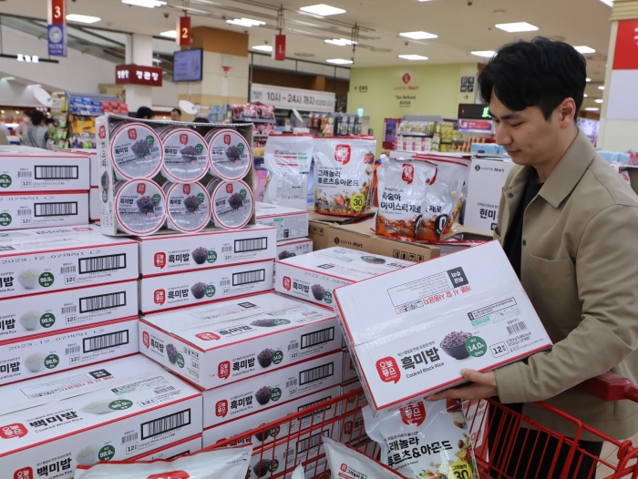 롯데마트 서울역점에서 소비자가 오늘좋은 상품을 구매하고 있다. 사진=롯데쇼핑 제공