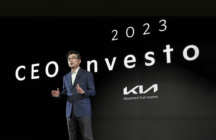 송호성 기아 사장이 5일 여의도 콘래드 호텔에서 열린 '2023 CEO 인베스터 데이'에서 중장기 사업 전략과 재무 목표 등을 설명하고 있다. 사진=기아 제공