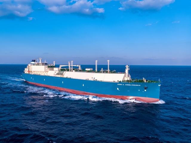 대우조선해양이 건조한 이중연료추진 액화천연가스(LNG) 운반선이 이동하고 있다. 사진=대우조선해양 제공