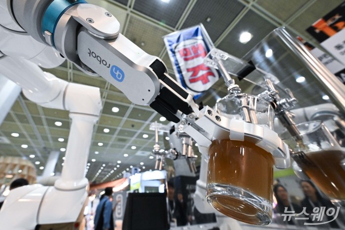대한민국 맥주박람회 및 와인&로컬 드링크 페어가 개막한 6일 오후 서울 강남구 코엑스에서 인공지능이 탑재된 로봇이 맥주를 따르고 있다. 사진=강민석 기자 kms@newsway.co.kr