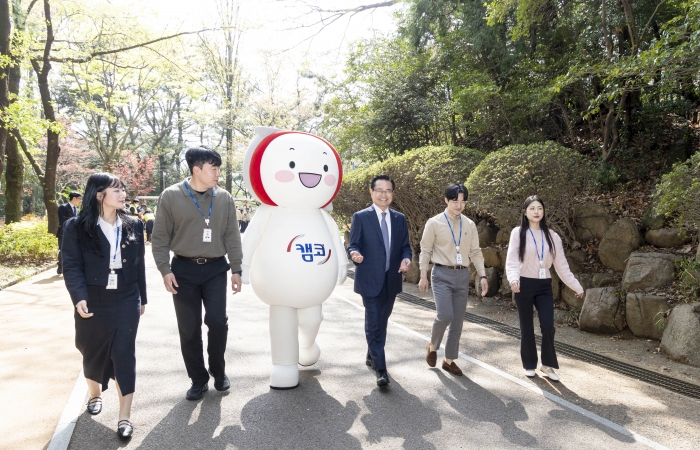 권남주 캠코 사장(사진 오른쪽에서 세 번째)이 직원들과 캠코 창립 61주년을 맞이해 걸음 기부 캠페인에 참여하고 있다. 사진=캠코 제공