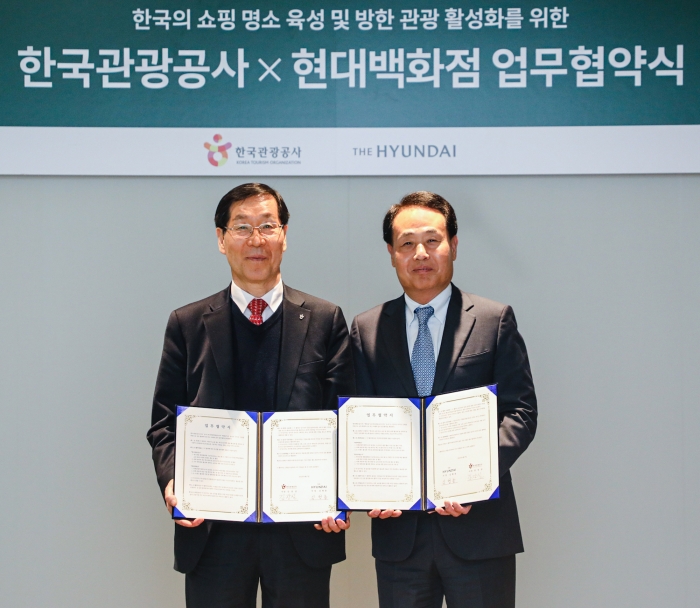 7일 오전 서울 영등포구 더현대 서울 회의실에서 김형종 현대백화점 사장(사진 오른쪽)과 김장실 한국관광공사 사장(사진 왼쪽)이 쇼핑 명소 육성 및 방한 관광 활성화 위한 업무협약(MOU)을 체결한 뒤 기념사진을 촬영하고 있는 모습. 사진=현대백화점그룹 제공