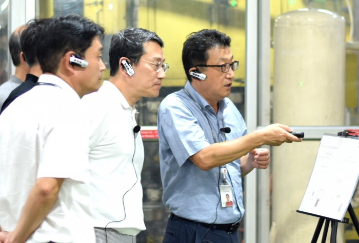 조주완 LG전자 사장(오른쪽 두 번째)이 태국 라용 공장에서 세탁기, 에어컨 등의 생산라인을 살펴보고 있다. 사진=LG전자 제공