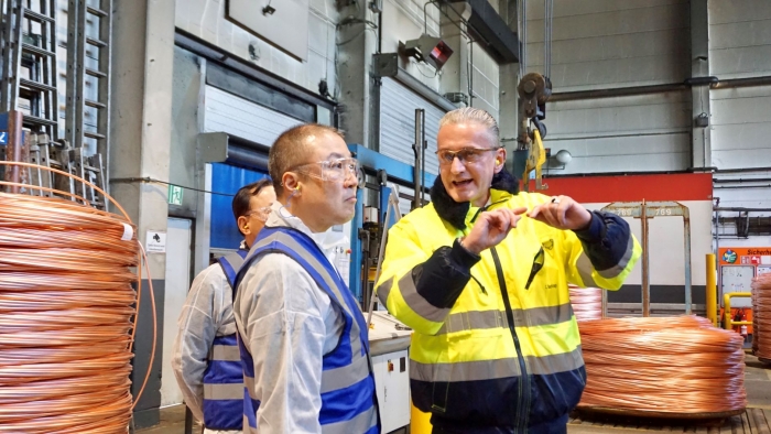 구자은 LS그룹 회장이 독일 L&K 공장을 방문해 CEO인 크리스토퍼 바클리지로부터 핵심 제품인 무산소동 생산 공정에 대한 설명을 듣고 있다. 사진=LS 제공