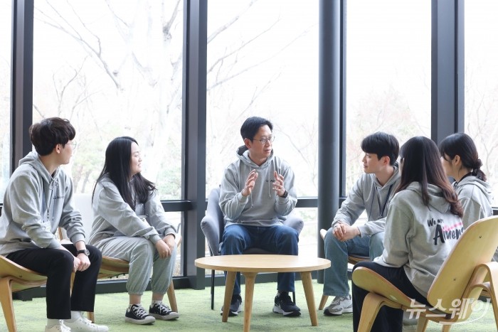 배경훈 LG AI연구원장이 해커톤에 참가한 청년들과 대화를 나누고 있다. 사진=LG 제공