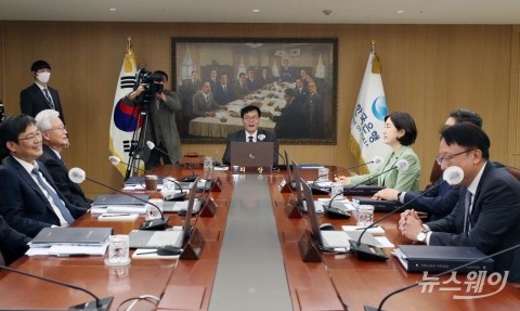 물가·기대인플레이션 하향 곡선···한숨 돌린 한은 3연속 동결 전망