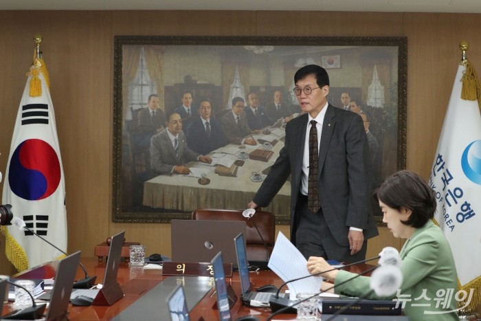 이창용 한국은행 총재가 지난 4월 서울 중구 한국은행에서 열린 금융통화위원회에 참석하기 위해 자리로 이동하고 있다. 사진=사진공동취재단