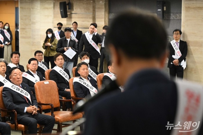 김상수 대한건설협회장이 11일 오전 서울 강남구 건설회관 중회의실에서 열린 건설현장 정상화 결의대회에서 황준하 현대건설 전무의 발언을 경청하고 있다. 사진=강민석 기자 kms@newsway.co.kr