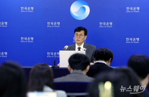 이창용 한은 총재 &quot;금리 인하 가능성 언급할 단계 아냐&quot;