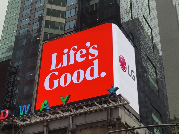 새롭게 단장한 LG전자 브랜드 슬로건 영상이 미국 뉴욕 타임스스퀘어 전광판에서 상영되고 있다. 사진=LG전자 제공