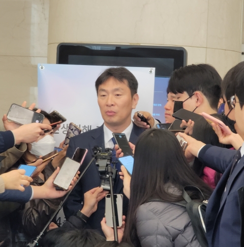 이복현 금감원장 &quot;이상외화거래 제재, 내부통제로 판단하기엔 신중한 입장&quot;