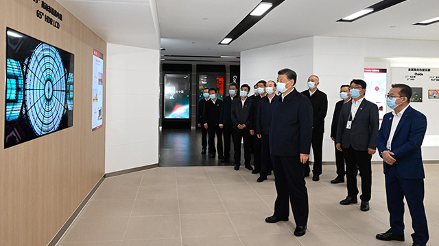 시진핑 중국 국가주석이 LG디스플레이 광저우 생산기지를 찾은 모습 사진=인민망 제공