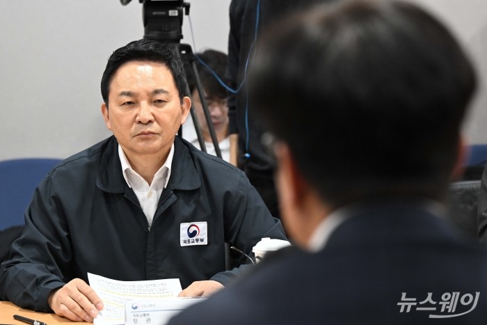 원희룡 국토교통부 장관이 14일 오전 서울 강서구 김포공항 국제선청사에서 열린 김포 골드라인 혼잡 완화 긴급 대책회의에서 김병수 김포시장의 발언을 경청하고 있다. 사진=강민석 기자 kms@newsway.co.kr