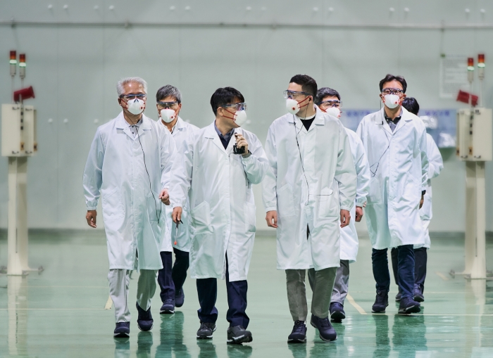 구광모 LG 회장이 17일 LG화학 청주공장을 방문해 양극재 생산의 핵심 공정 가운데 하나인 소성 공정 라인을 살펴보고 있다. 사진=LG그룹 제공