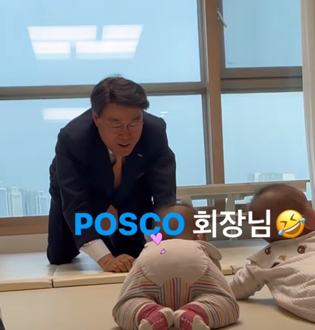최정우 포스코 회장, 직원 '네쌍둥이' 출산 소식에 가정 방문···덕담 나눠