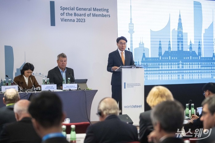 최정우 세계철강협회장이 18일(현지시간) 오스트리아 비엔나에서 열린 세계철강협회 회원사 회의에서 인사말을 하고 있다. 사진=포스코홀딩스 제공