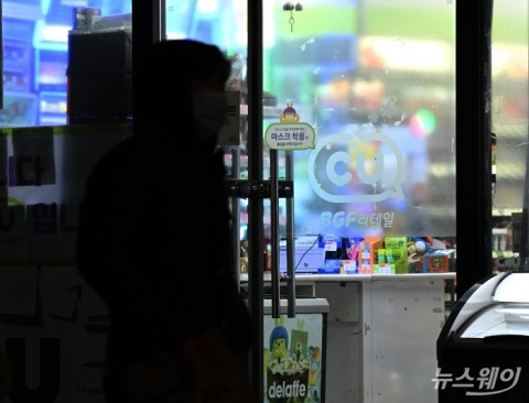 편의점 '시트지' 논란, 금연광고 붙이면 정말 끝?