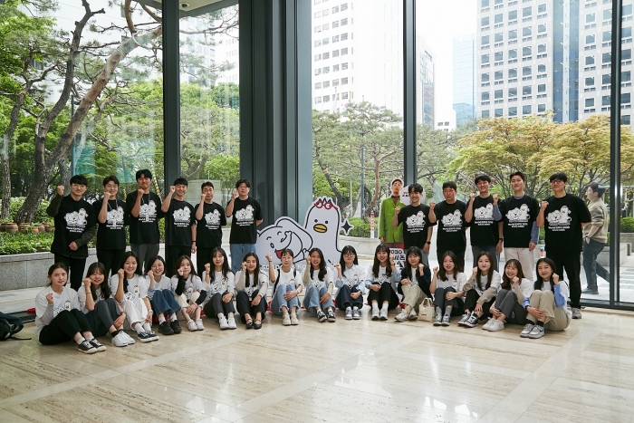 SK이노베이션 신입사원들이 20일 입사 100일을 기념해 2030 부산세계박람회 유치를 기원하는 티셔츠를 입고 기념사진을 촬영하고 있다. 사진=SK이노베이션 제공