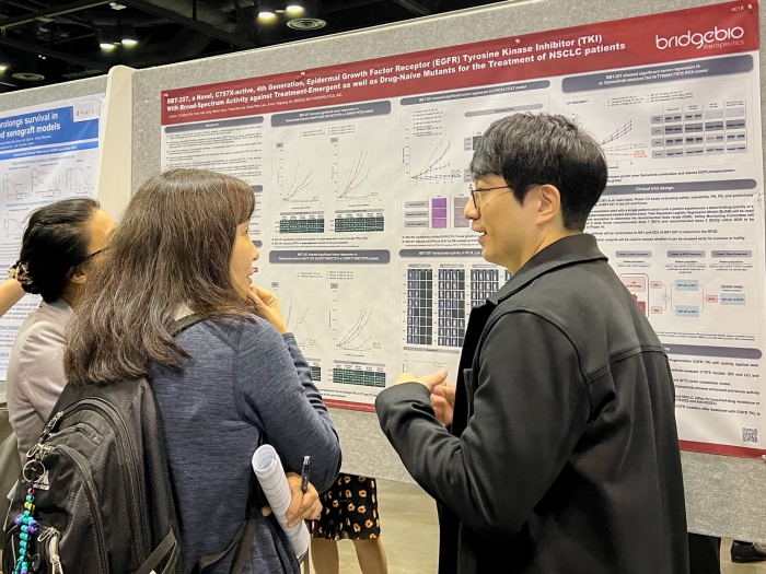 AACR 2023 포스터 발표 현장에서 브릿지바이오테라퓨틱스 관계자가 BBT-207 전임상 데이터를 소개하고 있다. 사진=브릿지바이오 제공
