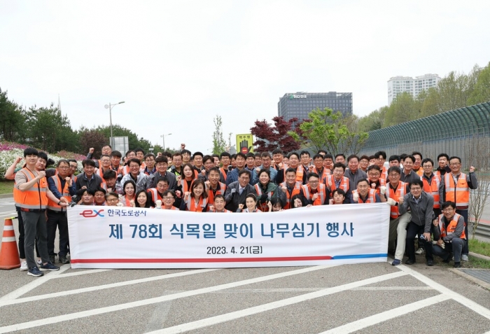 한국도로공사는 21일 경기도 성남시에 위치한 경부고속도로 하이패스센터 인근 부지에서 무궁화 심기 행사를 개최했다. 사진=한국도로공사 제공
