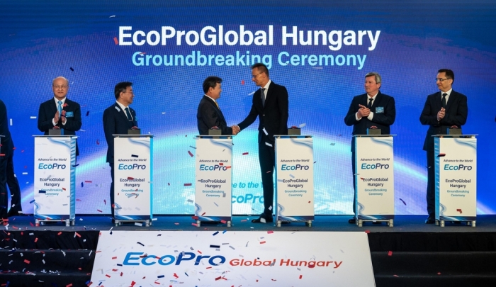 헝가리 데브레첸에서 열린 에코프로 헝가리 공장 착공식에 참석한 이동채(왼쪽 세번째) 에코프로 회장과 씨야르토 피테르(왼쪽 네번째) 헝가리 외교통상부 장관이 악수를 나누고 있다 사진=에코프로 제공