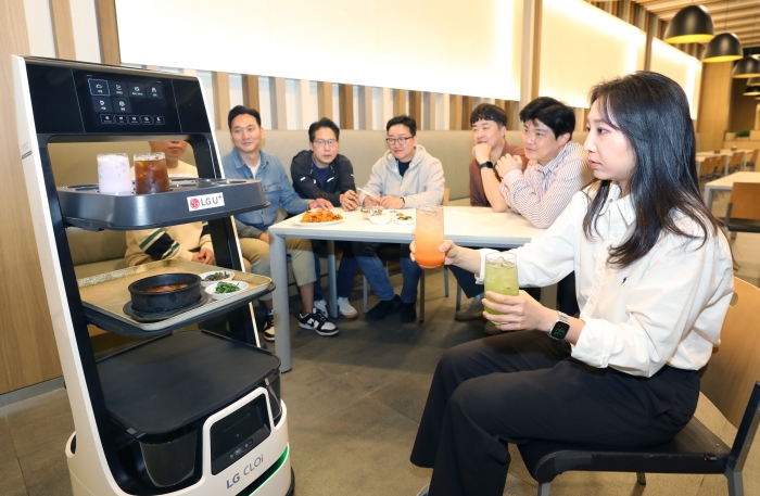 LG유플러스가 신형 로봇을 활용한 'U+서빙로봇' 서비스를 출시한다. 사진=LG유플러스 제공