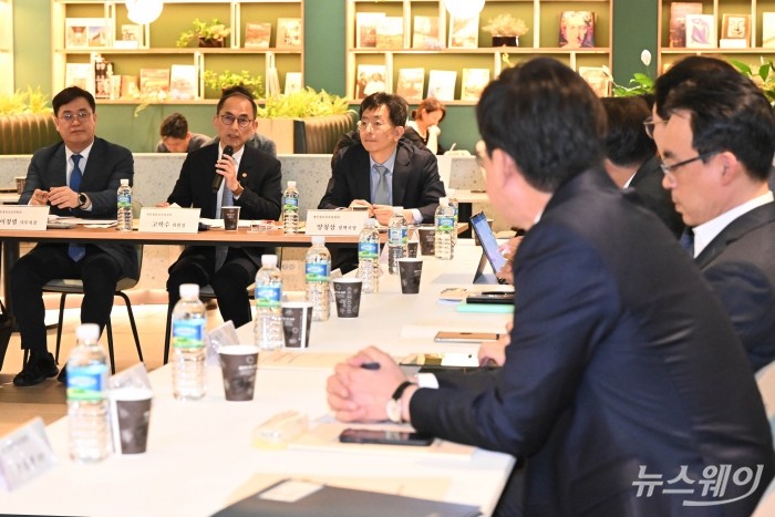 고학수 개인정보보호위원회 위원장이 26일 오후 서울 중구 SKT타워에서 열린 '신뢰기반 데이터 경제 활성화를 위한 산업계 릴레이(통신·OTT 분야) 간담회'에서 인사말을 하고 있다. 사진=강민석 기자 kms@newsway.co.kr