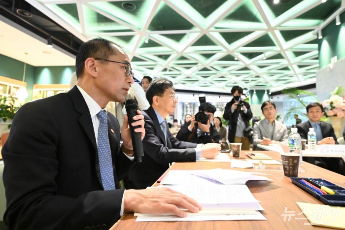 고학수 개인정보보호위원회 위원장이 26일 오후 서울 중구 SKT타워에서 열린 '신뢰기반 데이터 경제 활성화를 위한 산업계 릴레이(통신·OTT 분야) 간담회'에서 인사말을 하고 있다. 사진=강민석 기자 kms@newsway.co.kr