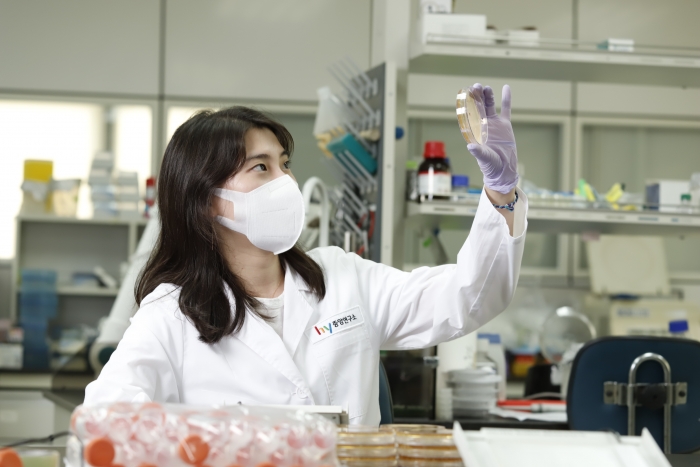 hy가 HY발효홍삼농축액의 '스트레스에 의한 우울 개선' 논문을 국제학술지에 게재했다. 사진=hy 제공