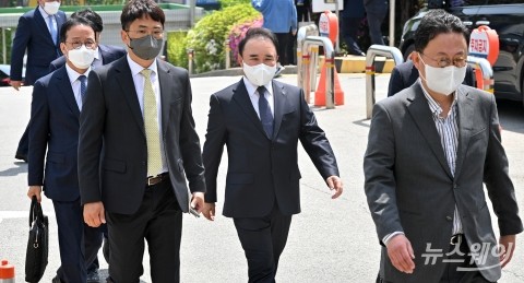 배임 혐의로 법정 출석하는 BBQ 윤홍근 회장