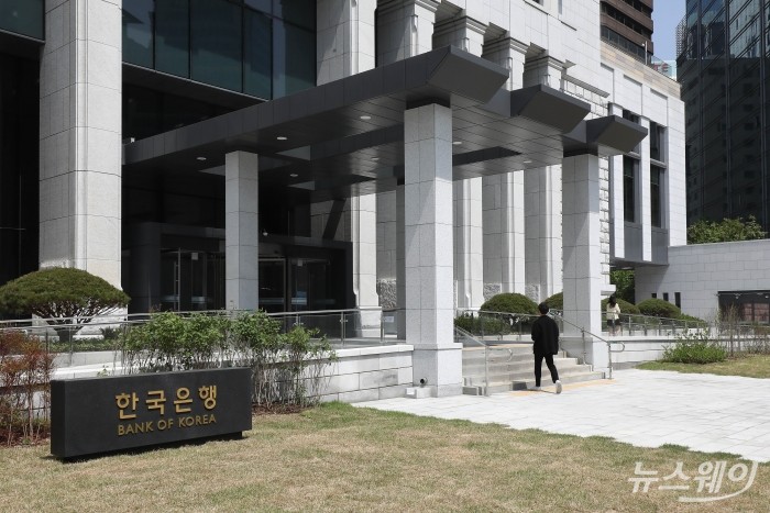 한국은행이 지난 4월 27일 오전 서울 중구에 6년만에 준공된 한국은행 신축 통합별관 외부를 공개하고 있다. 사진=사진공동취재단