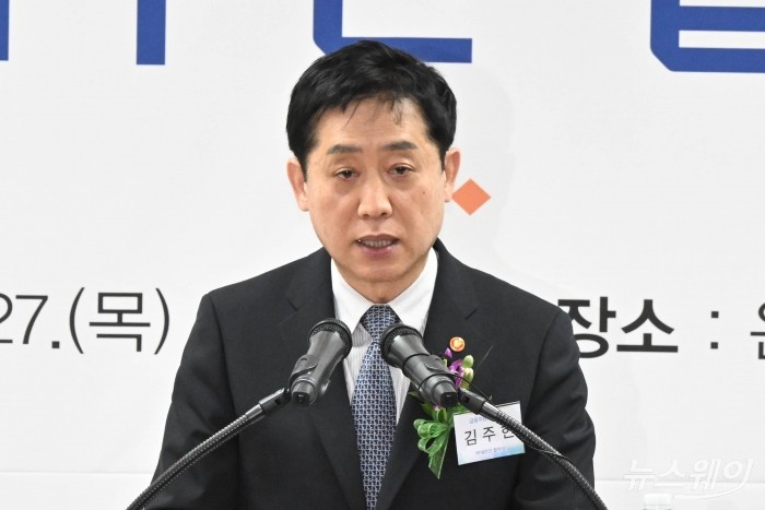 김주현 금융위원회 위원장이 27일 오후 서울 중구 은행연합회에서 열린 부동산 프로젝트파이낸싱(PF) 대주단 협약식에서 축사를 하고 있다. 사진=강민석 기자 kms@newsway.co.kr