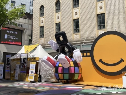 "관광 1번지 외국인 발걸음 되살린다"···롯데百 명동 페스티벌 가보니