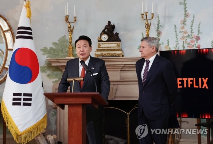 윤석열 대통령과 테드 서랜도스 넷플릭스 공동 CEO가 지난 24일 오후(현지시간) 워싱턴DC의 영빈관에서 자리를 함께하고 있다. 사진=연합뉴스 제공