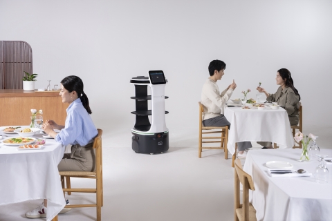 &quot;울퉁불퉁한 바닥도 OK&quot;···KT, '서비스로봇' 2종 론칭
