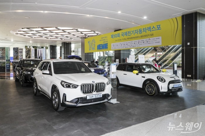 2일 제10회 국제전기차엑스포가 열린 가운데 BMW 전기차 모델들이 제주국제컨벤션센터 로비에 전시돼 있다. 사진=한국자동차기자협회 기자단